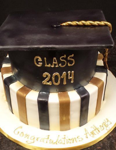 A cake with a graduation cap on top that says class 2014