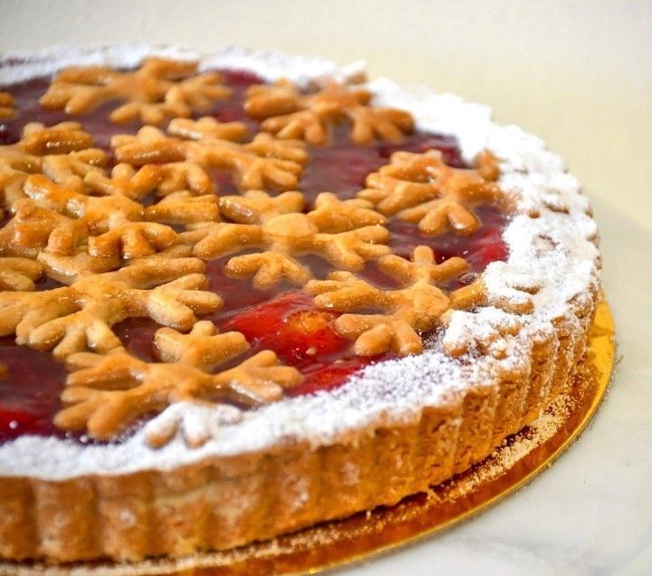 A close up of a pie with powdered sugar on top