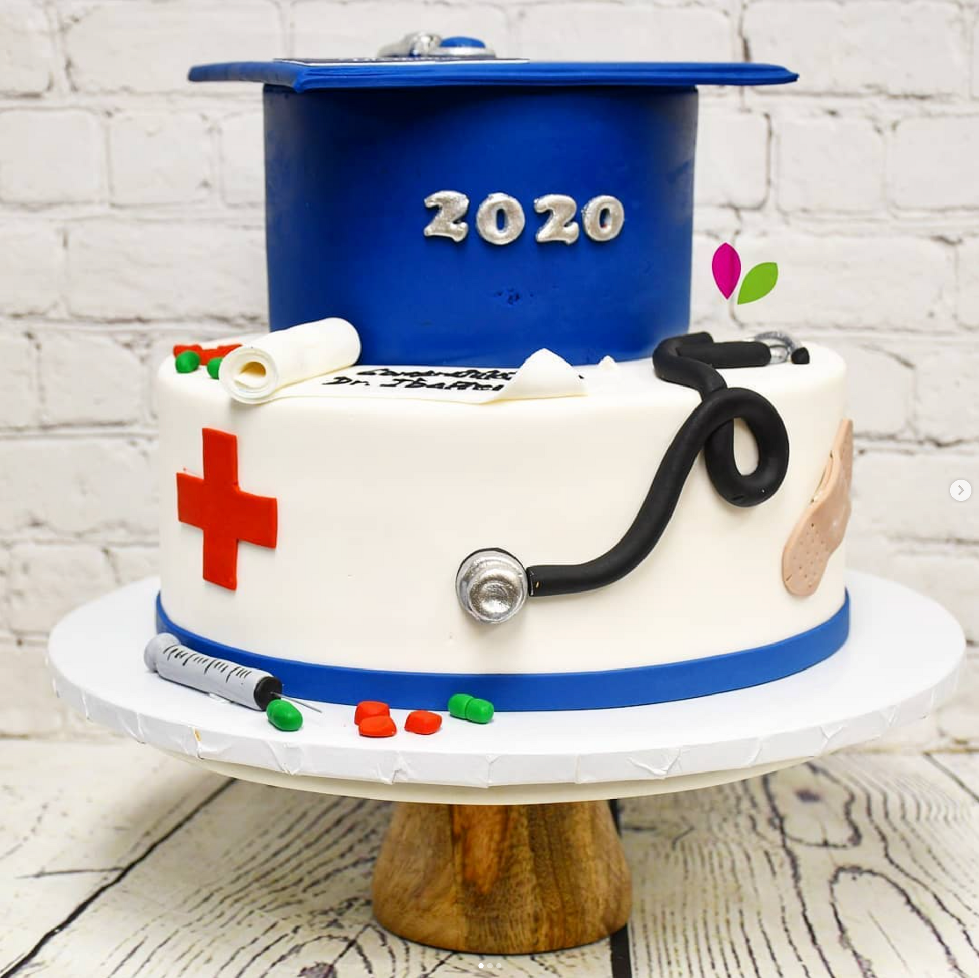 A cake with a graduation cap and the year 2020 on it