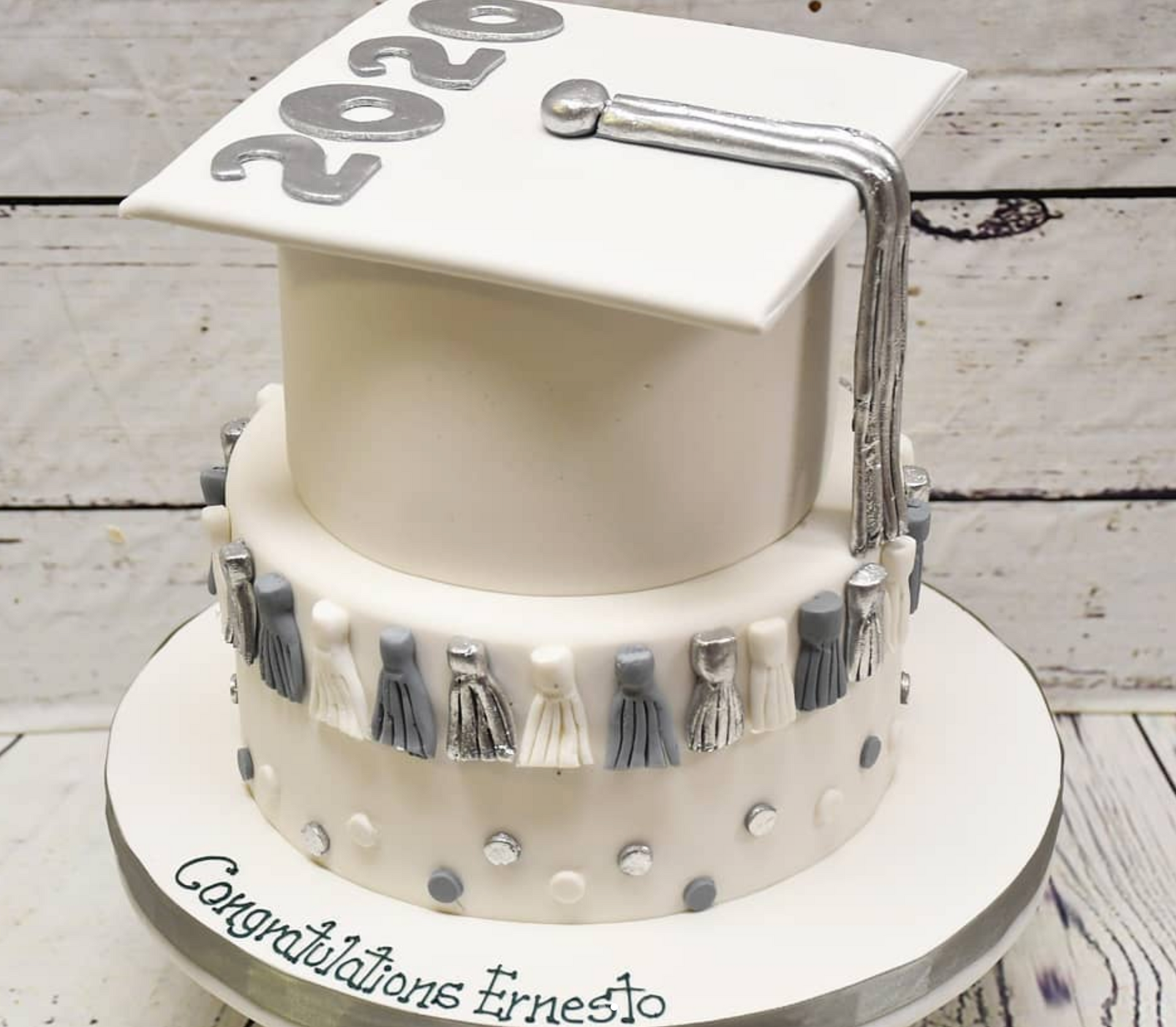 A white graduation cake with the year 2020 on it