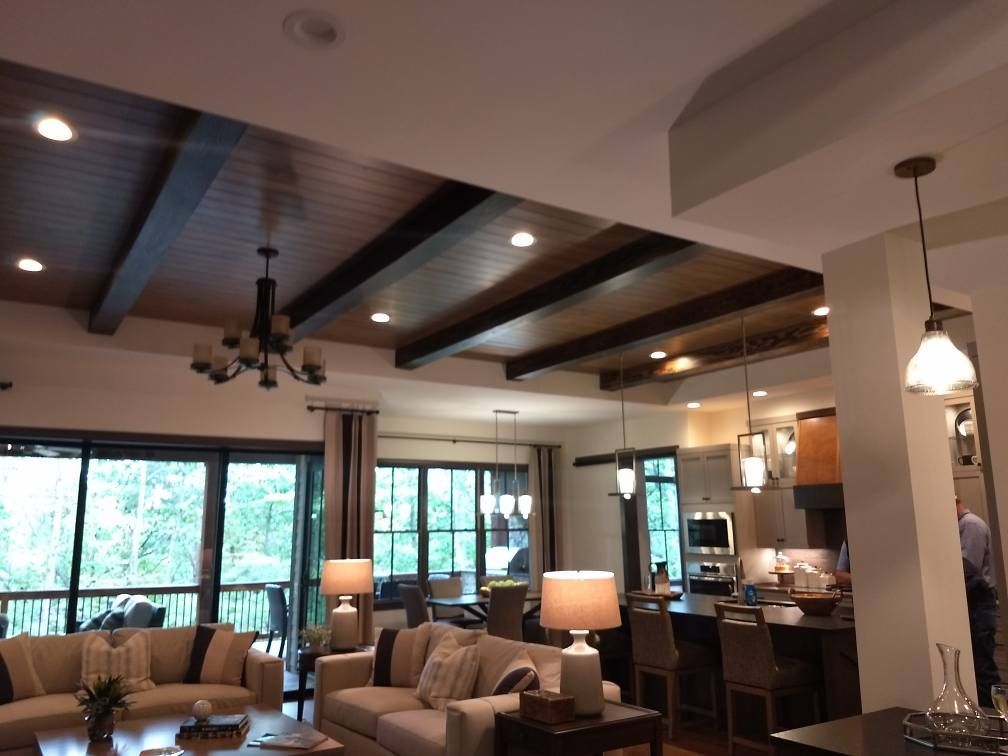 A living room with a couch and lamps in it