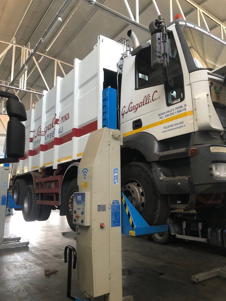 officina per riparazione di veicoli industriali