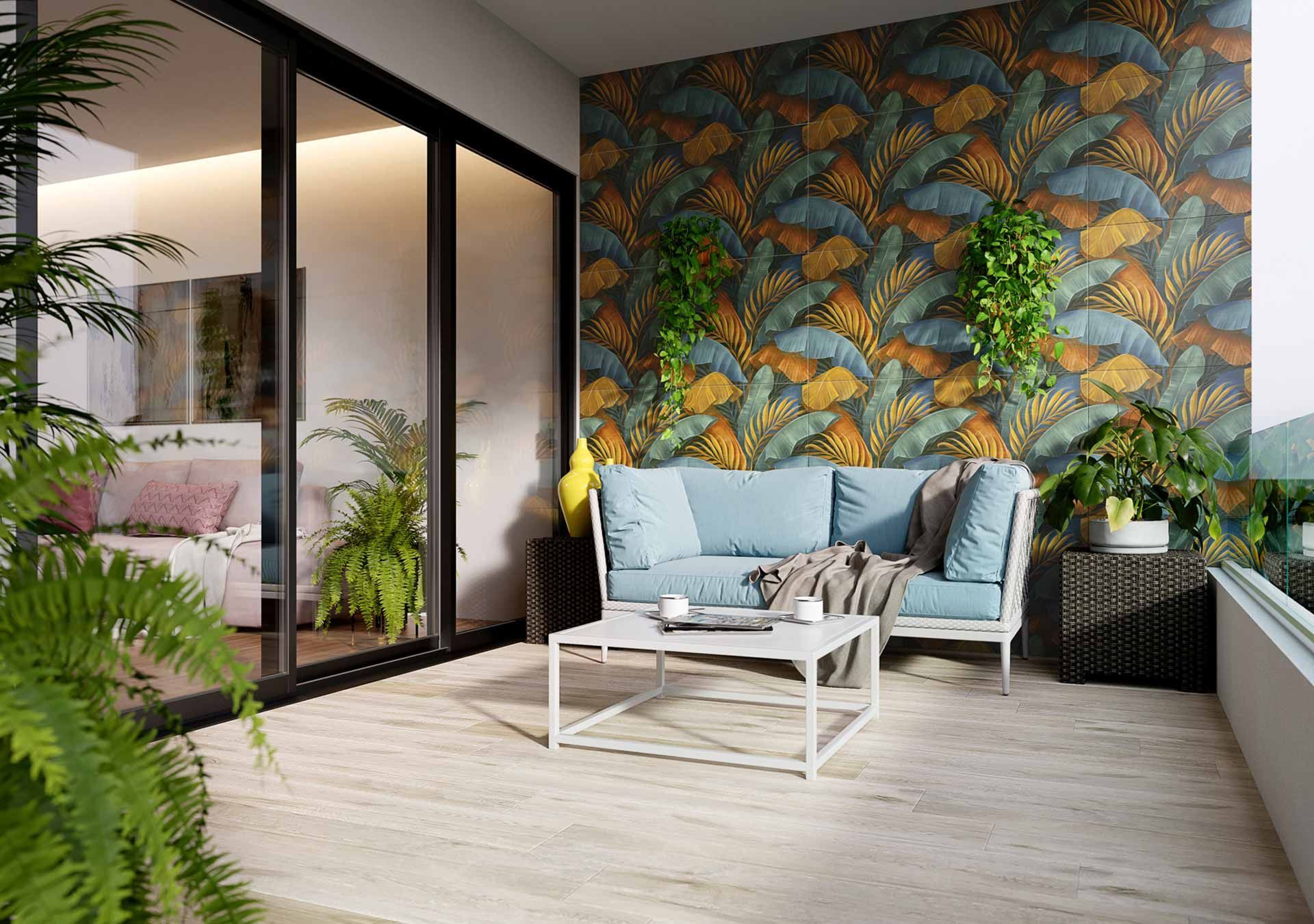 Balcón con sofá azul, mesa de centro con losa Majestic de hojas vibrantes.