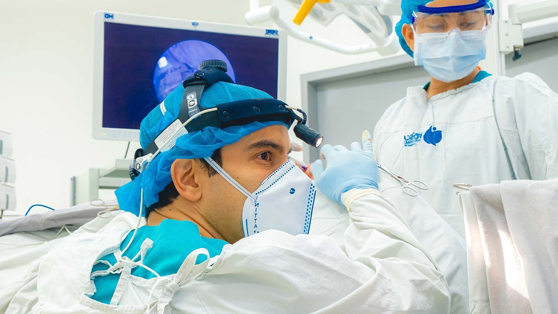 Cuidados en la cirugía de nariz en un quirófano
