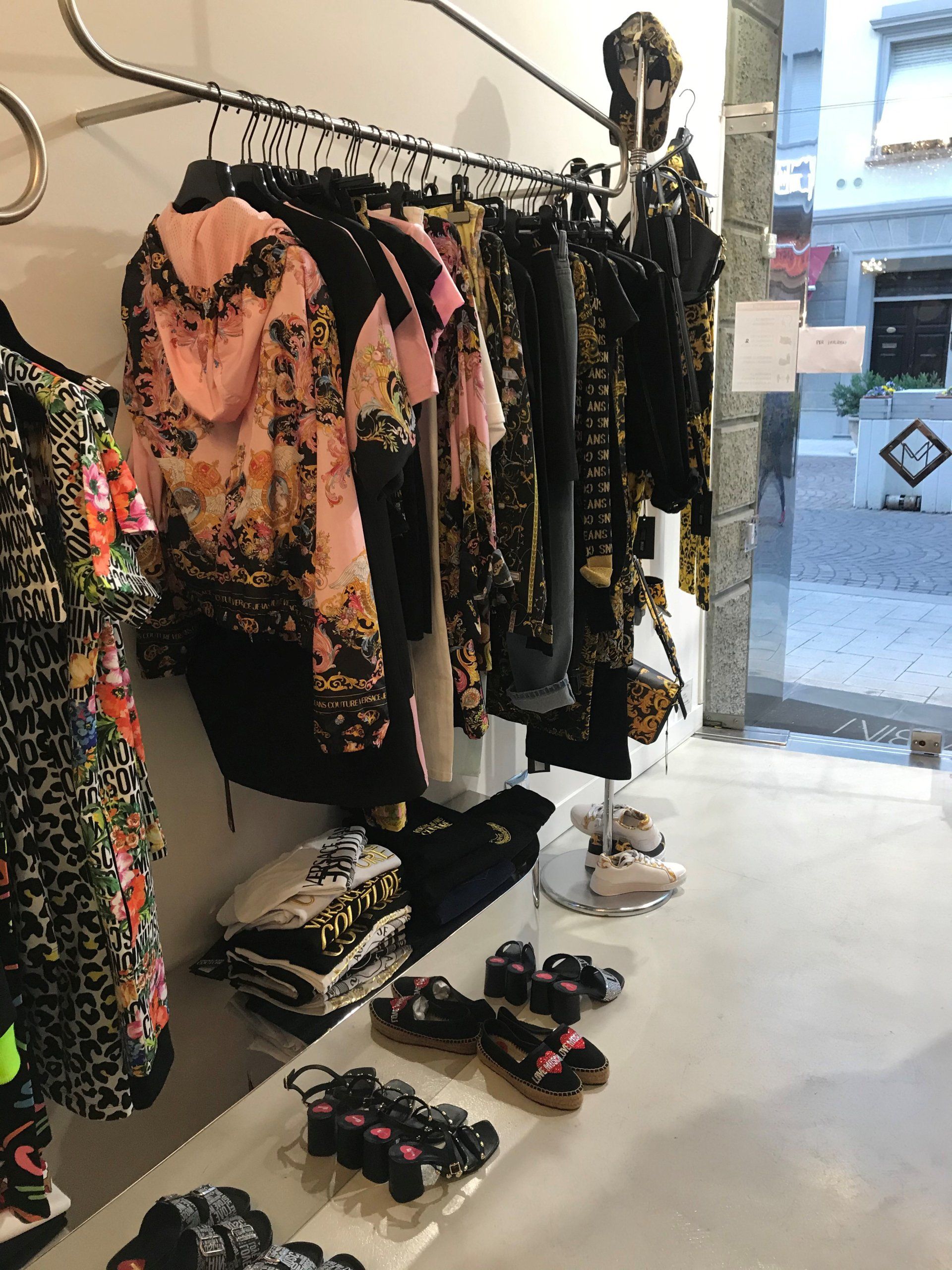 dei manichini con vestiti da bambini e un lampadario a sospensione