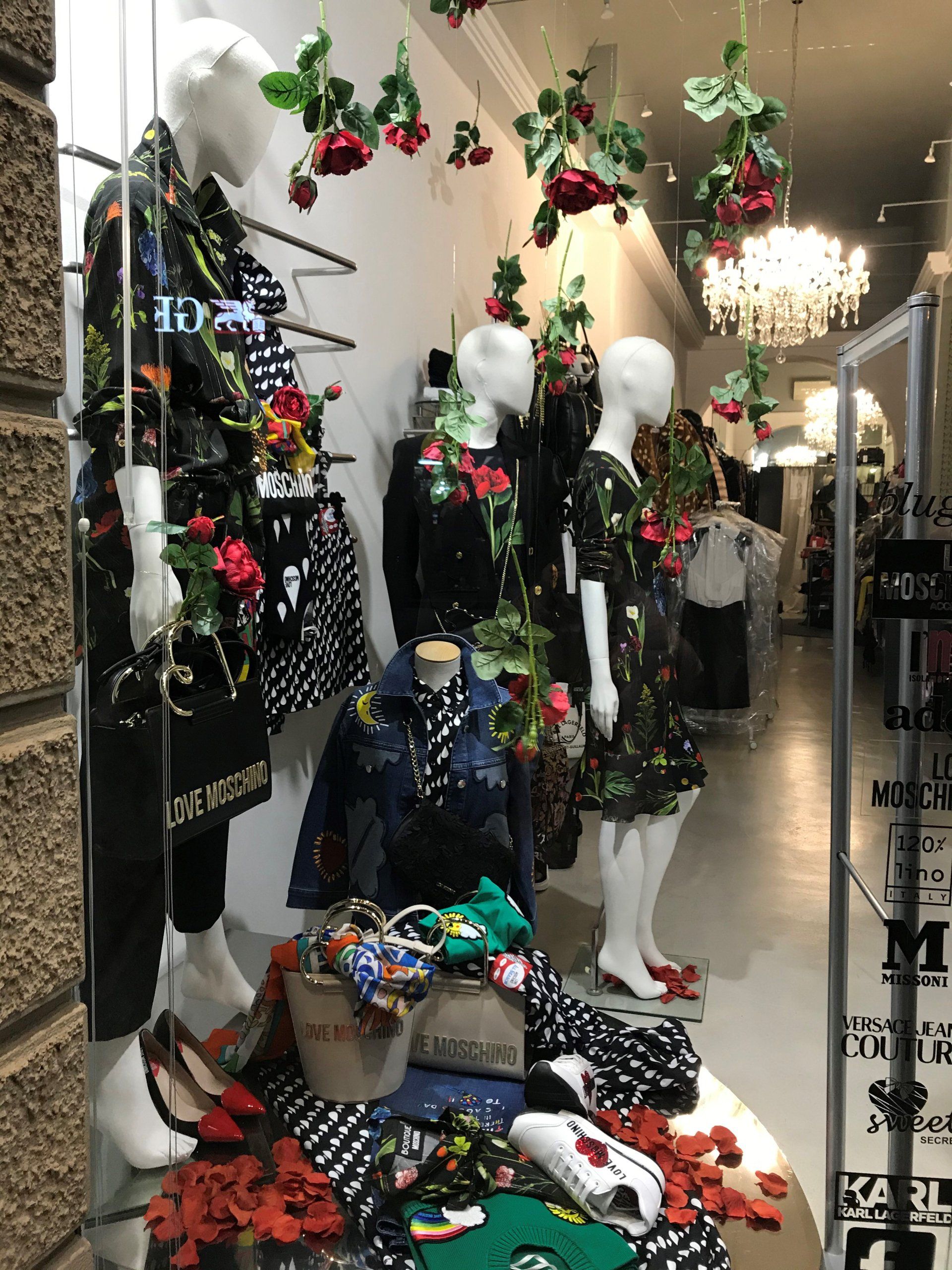 degli appendini con delle magliette e delle camicie appese