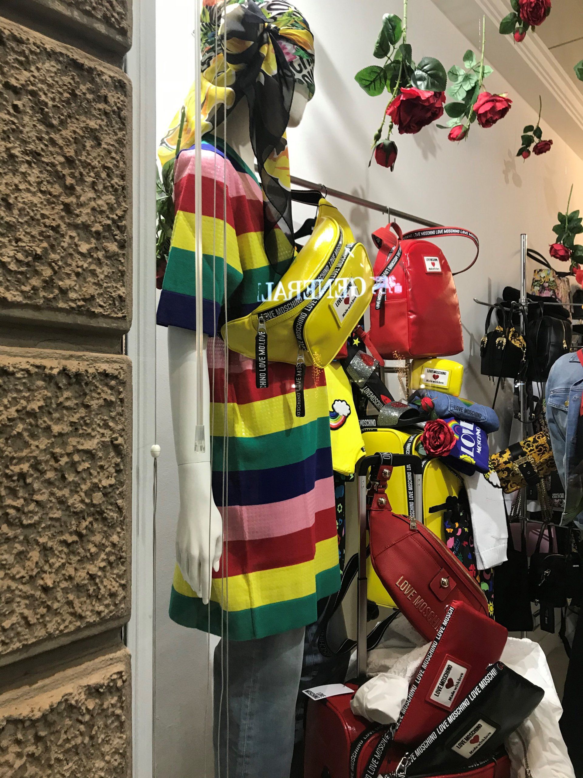 dei manichini con abbigliamento della marca Moschino e un costume da bagno dorato