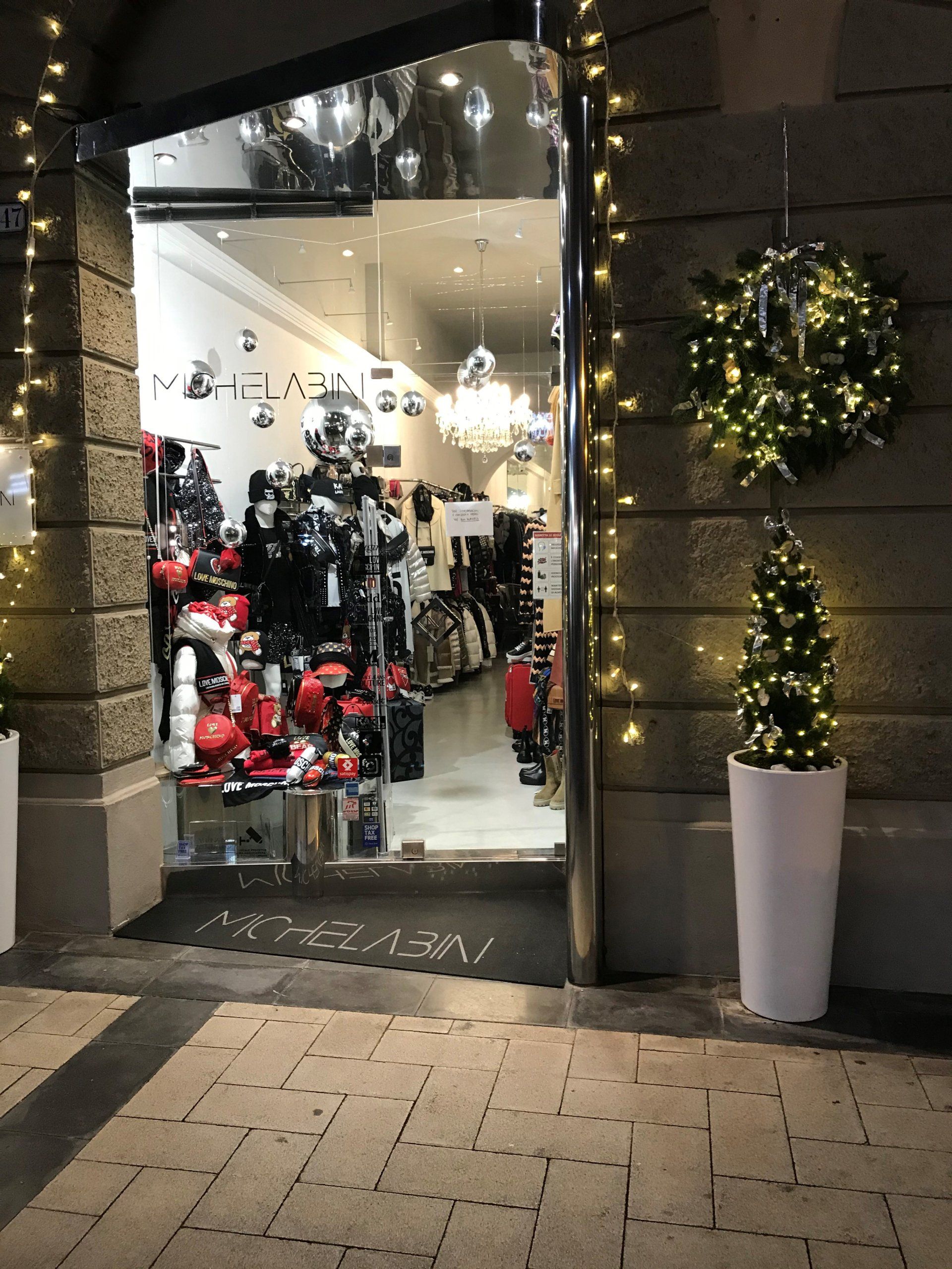 dei manichini con abbigliamento estivo e una vetrata con scritto Karl Lagerfeld