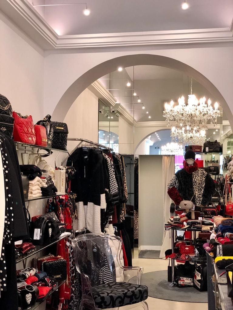 un manichino con un costume da bagno dorato e delle collane multicolore