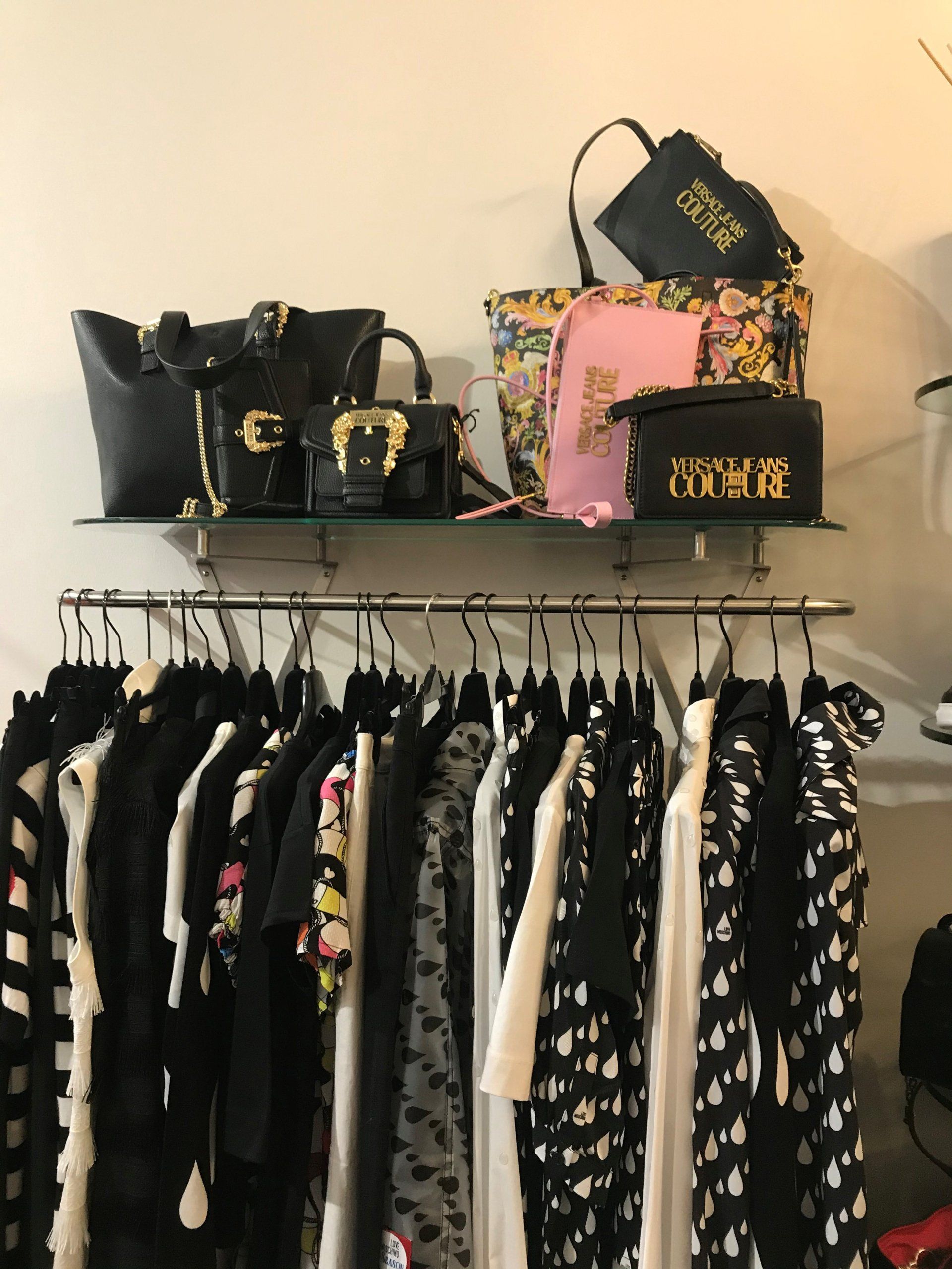 interno di una boutique con degli appendini e vestiti appesi