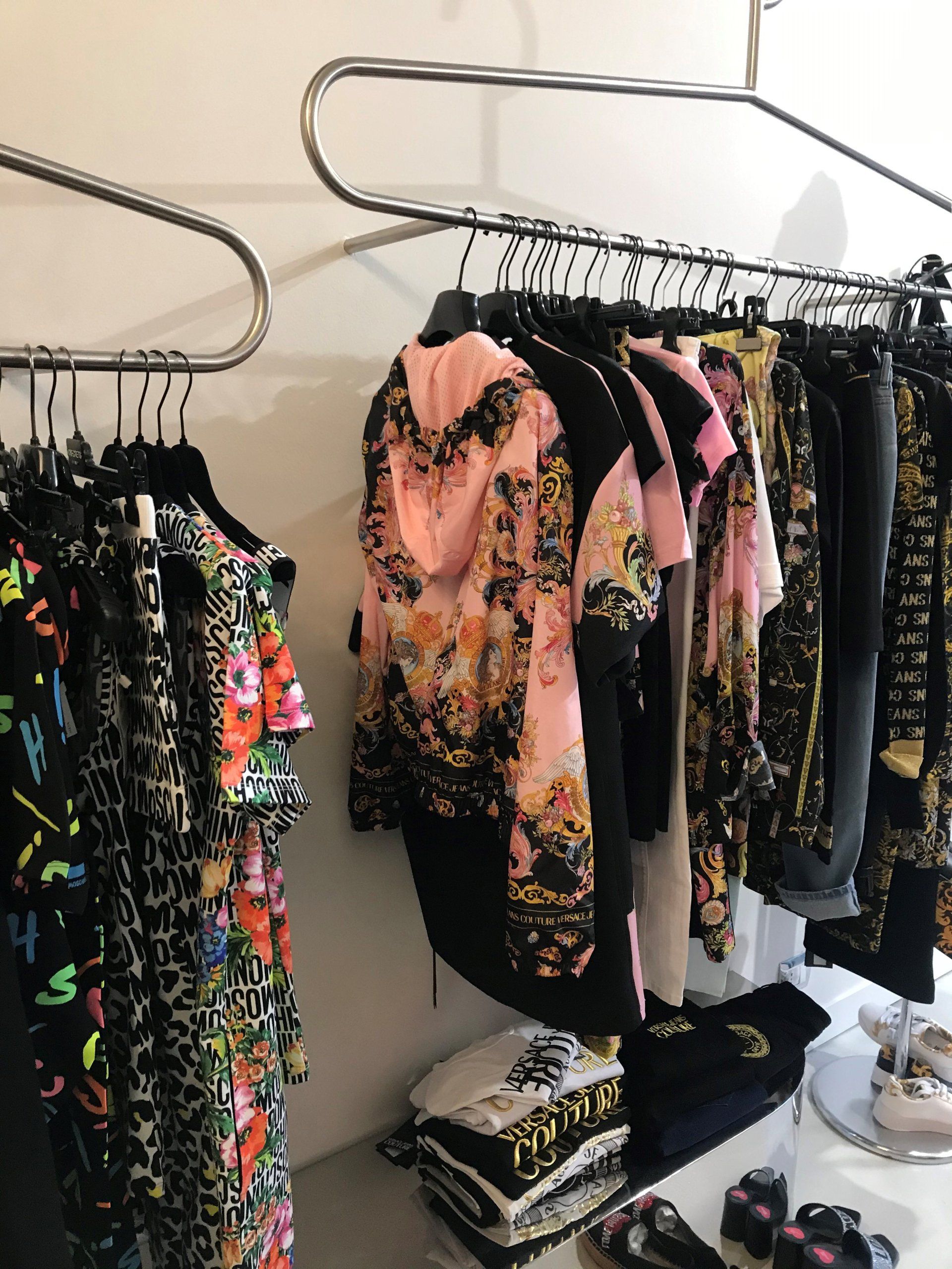 dei mocassini di color beige e blu con suola di gomma