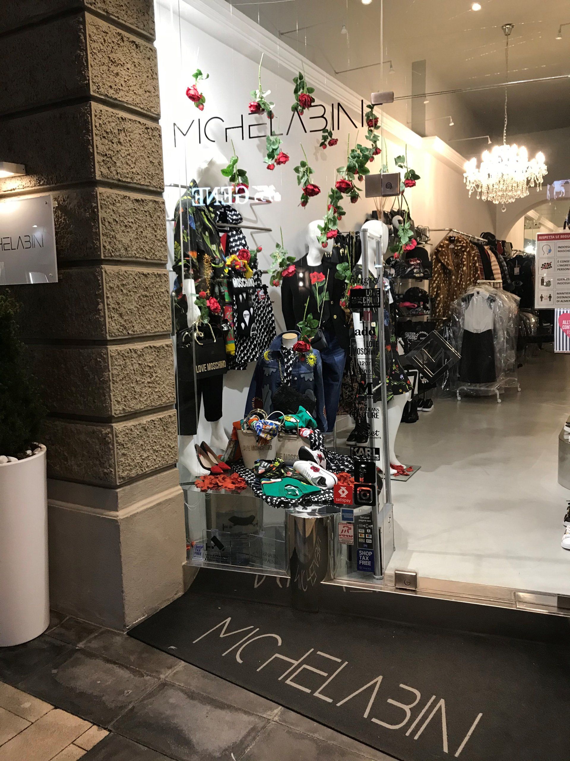 degli appendini con le magliette appese