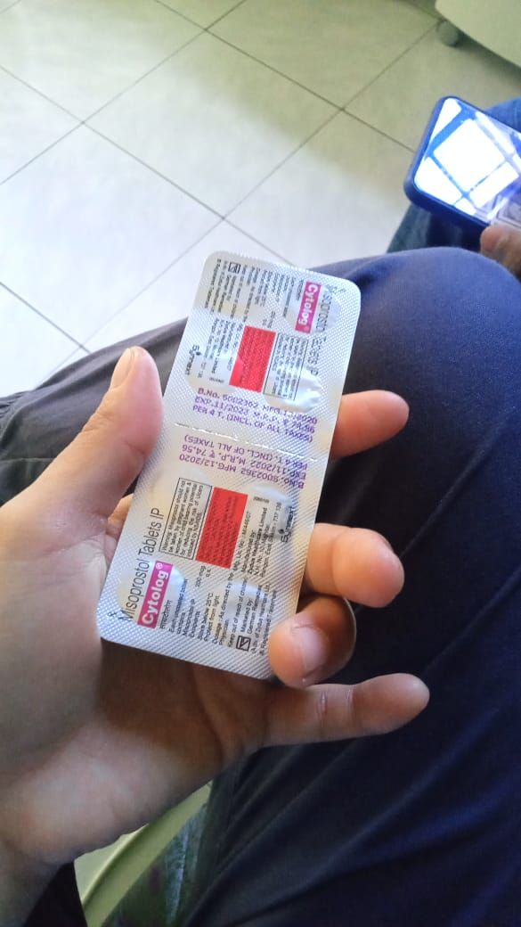 women hand holding cytolog 200mcg