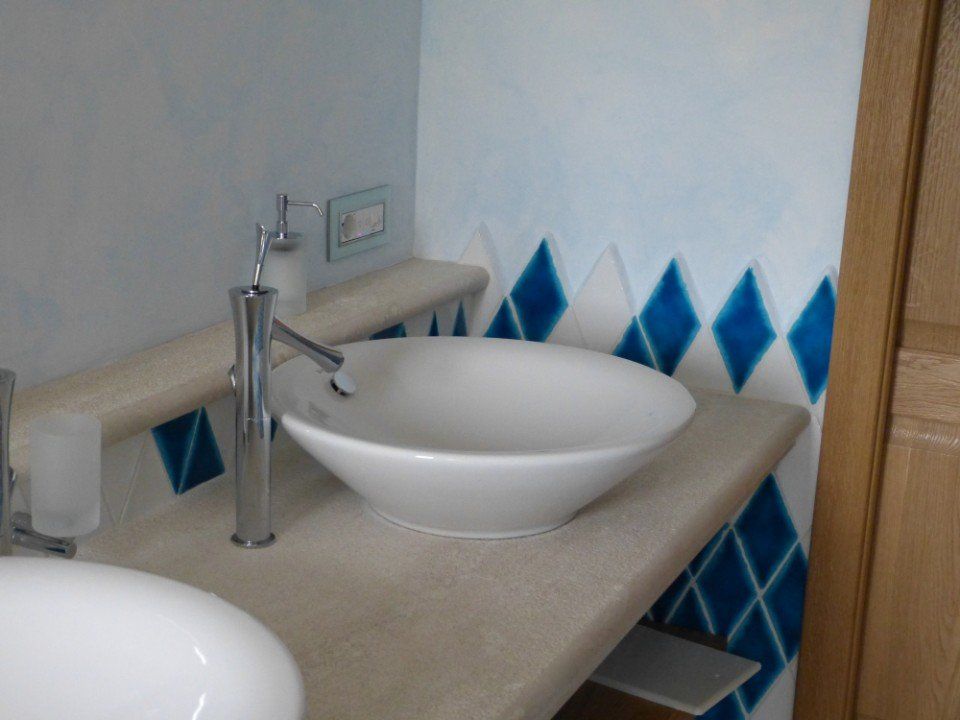 lavabo a piatto in ceramica bianca