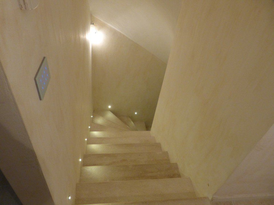 una scala in marmo giallo