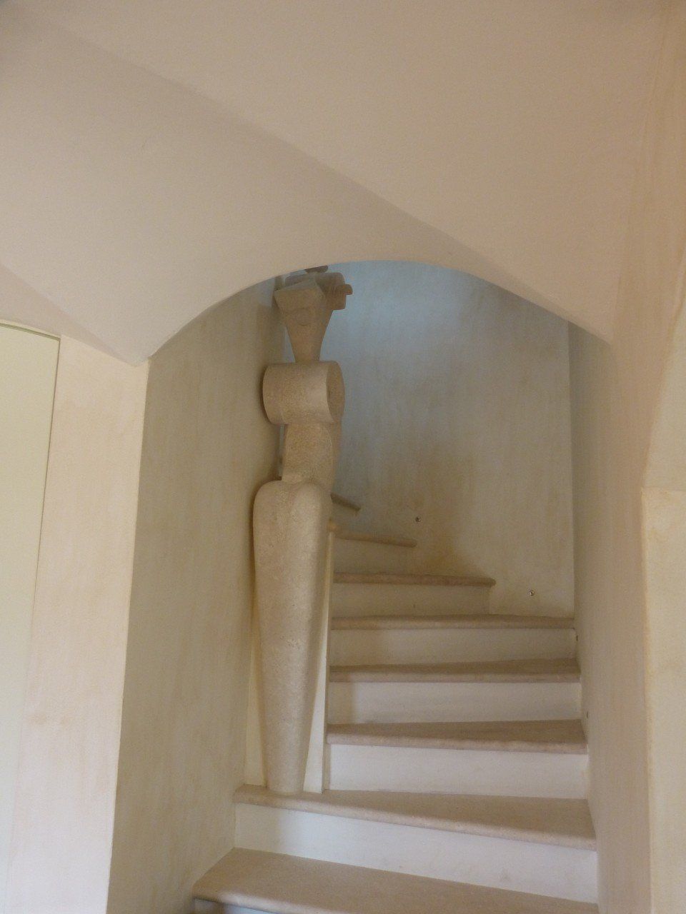 una scalinata interna in pietra bianca