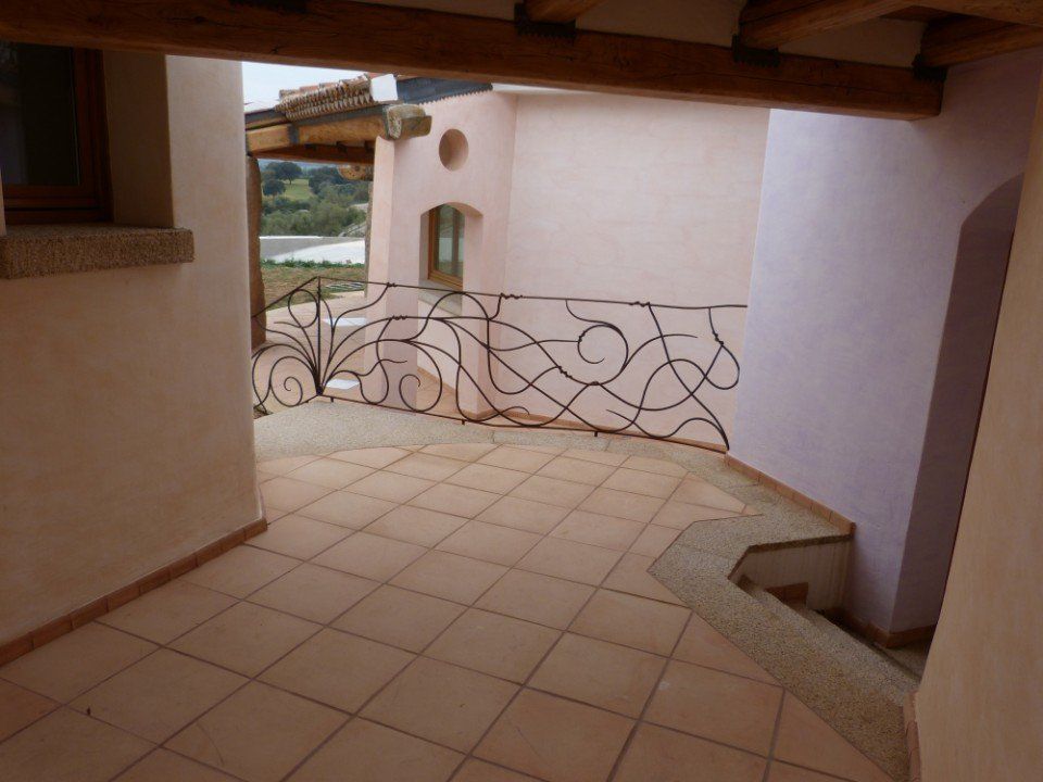 il terrazzo di una casa con pavimentazione in cotto