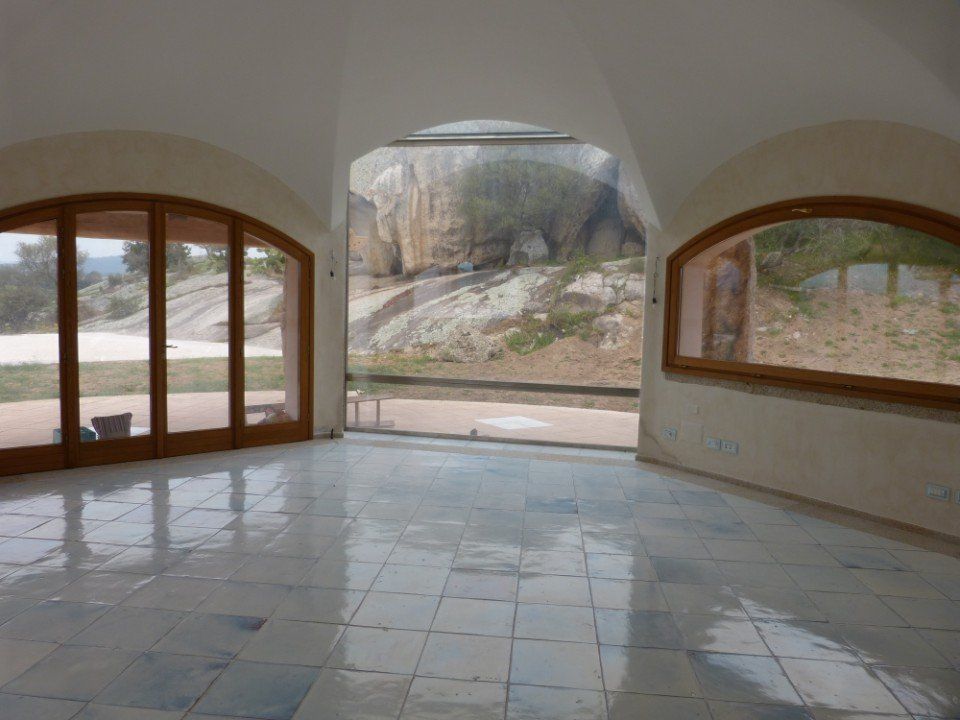 il salone di una villa con due finestre ad arco