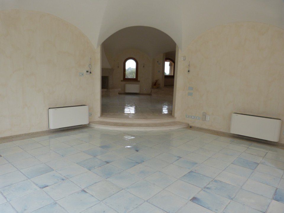 un terrazzo con due sedie di plastica bianche