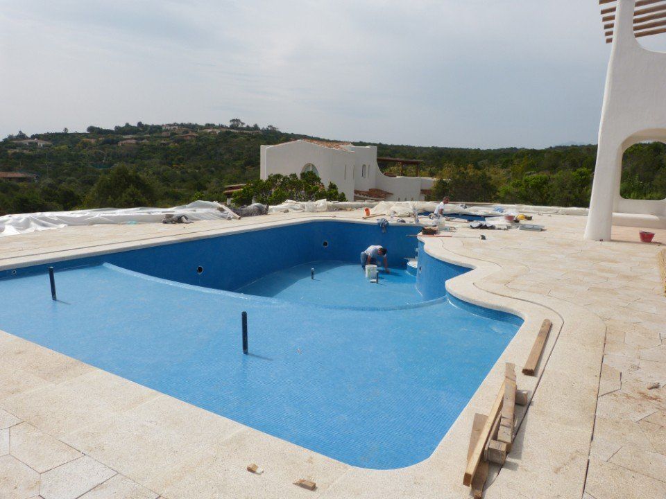 piscina esterna grandi dimensioni forma irregolare