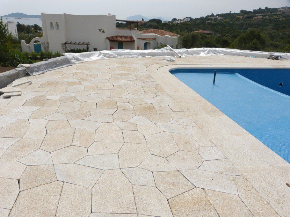 pavimentazione in cotto a bordo piscina