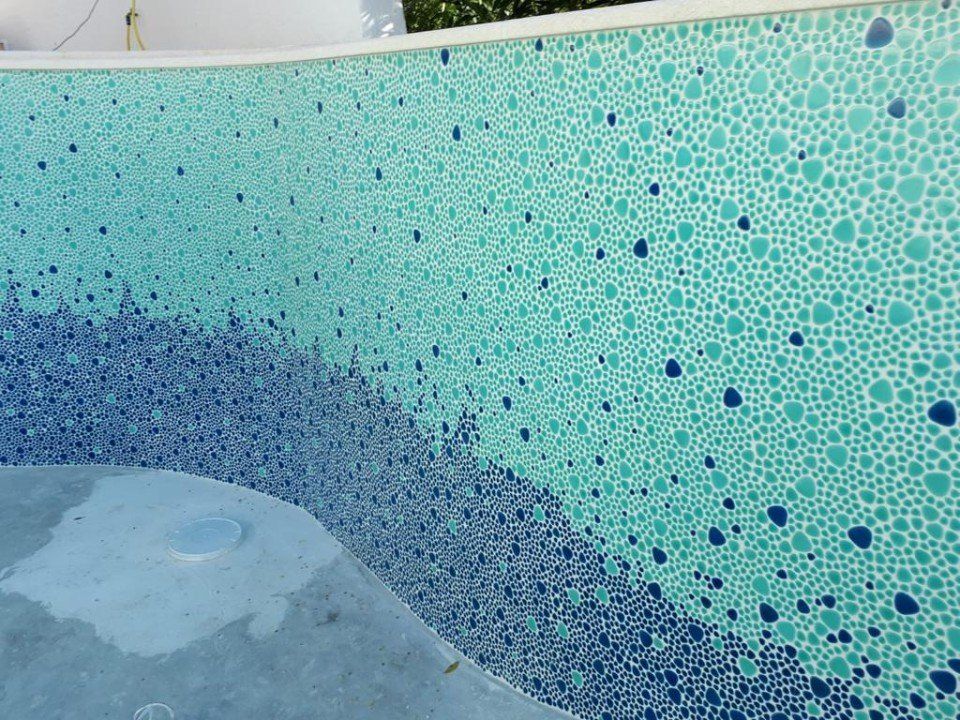 le pareti verticali di una piscina verde e blu