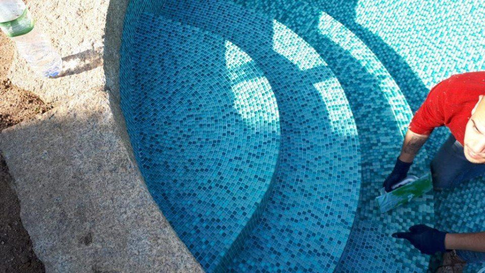 scalini piscina in mosaico blu azzurro