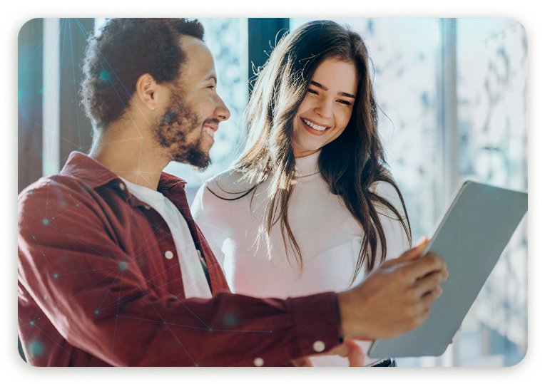 Um homem e uma mulher estão olhando para um tablet juntos.