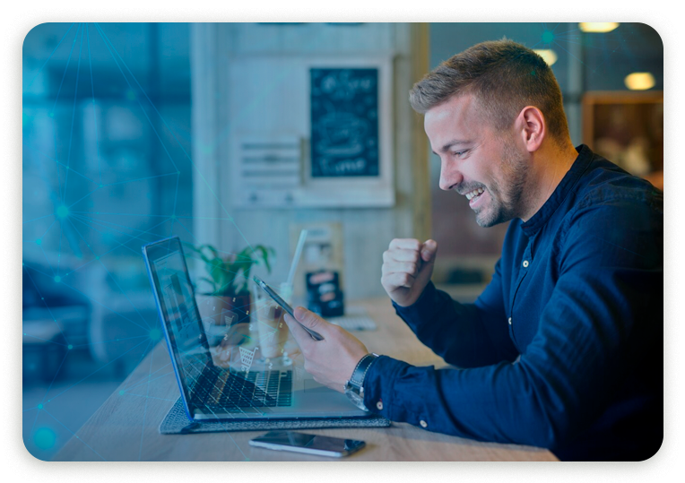 Um homem está sentado à mesa usando um laptop.