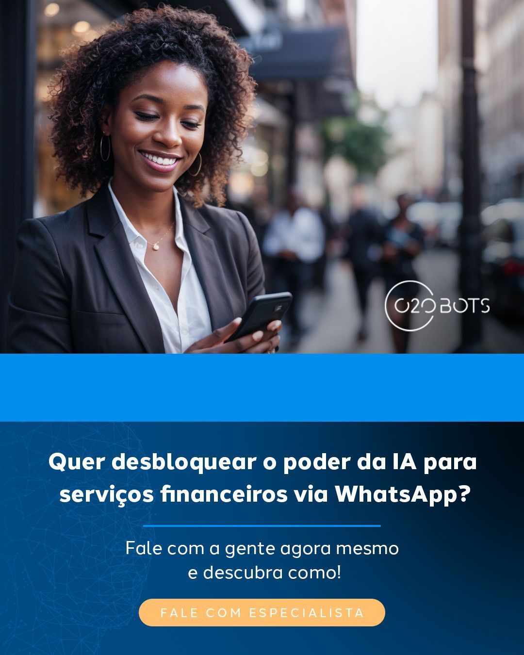 Uma mulher de terno está sorrindo enquanto olha para o telefone