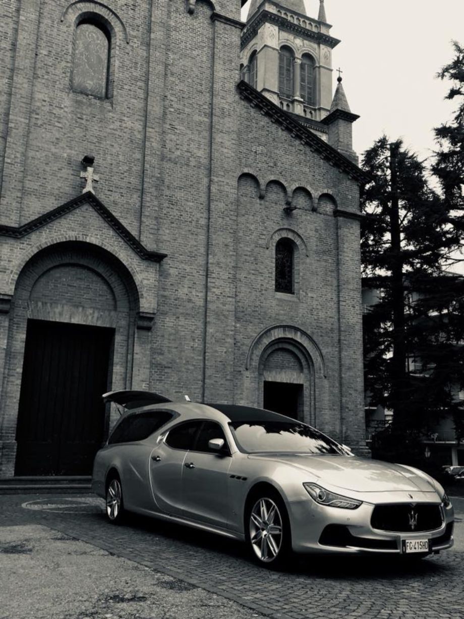 Chiesa con carro funebre