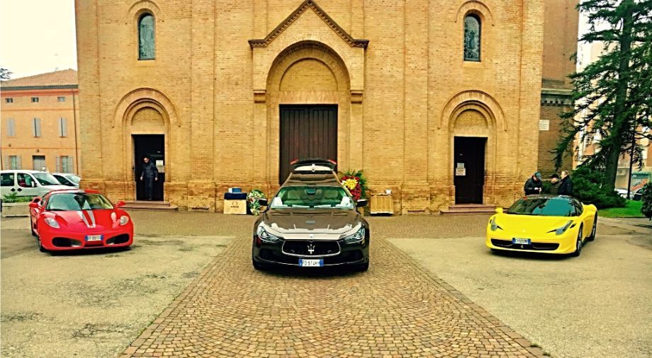 Carro funebre fuori da una chiesa