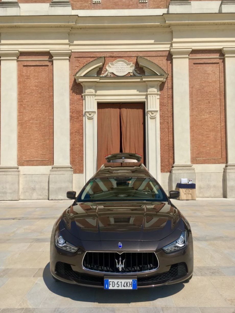 Autofunebre all'ingresso di una chiesa