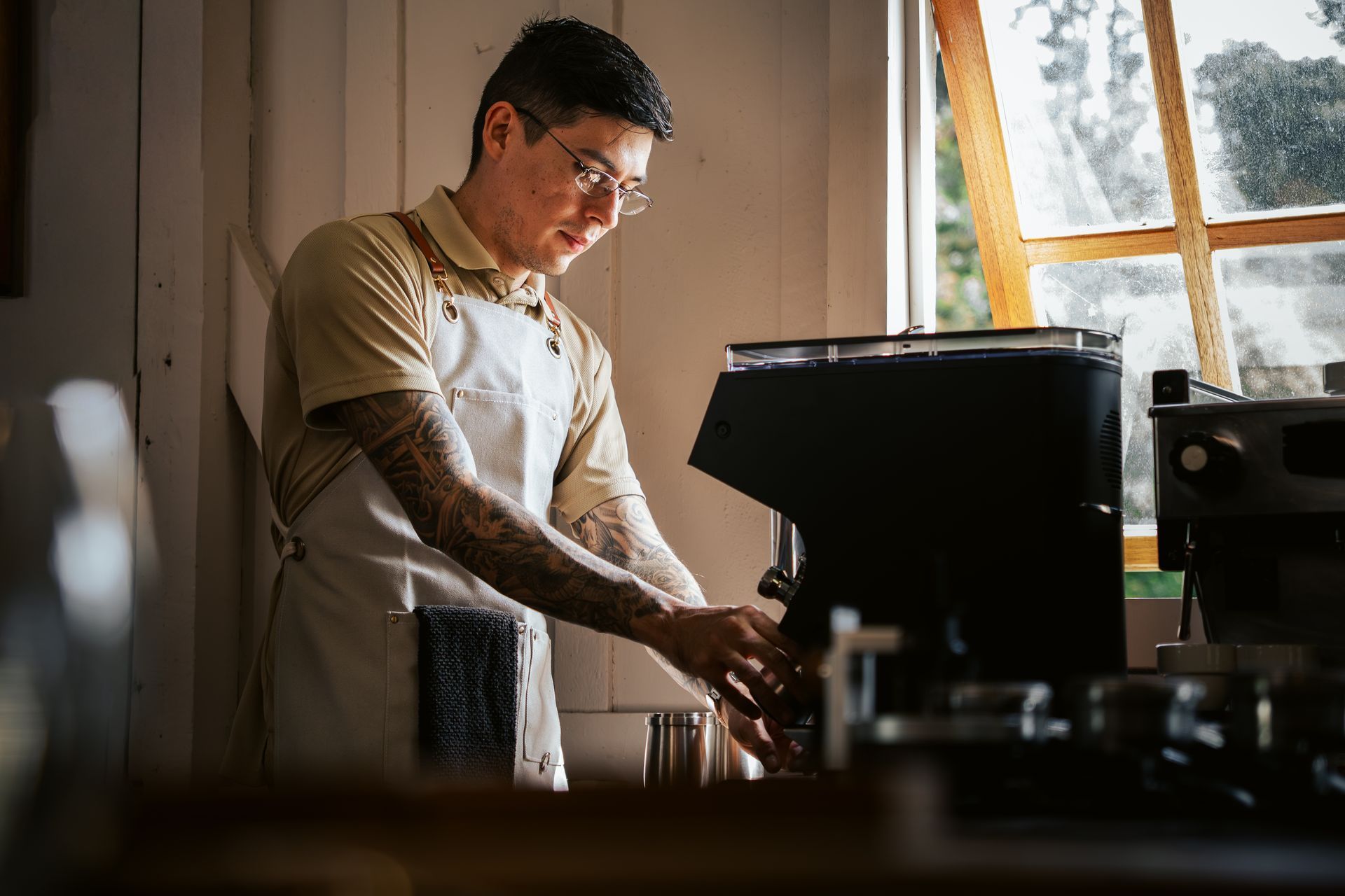 Un hombre con traje está parado frente a una pantalla grande.