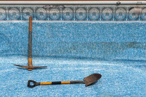 building tool in the empty pool