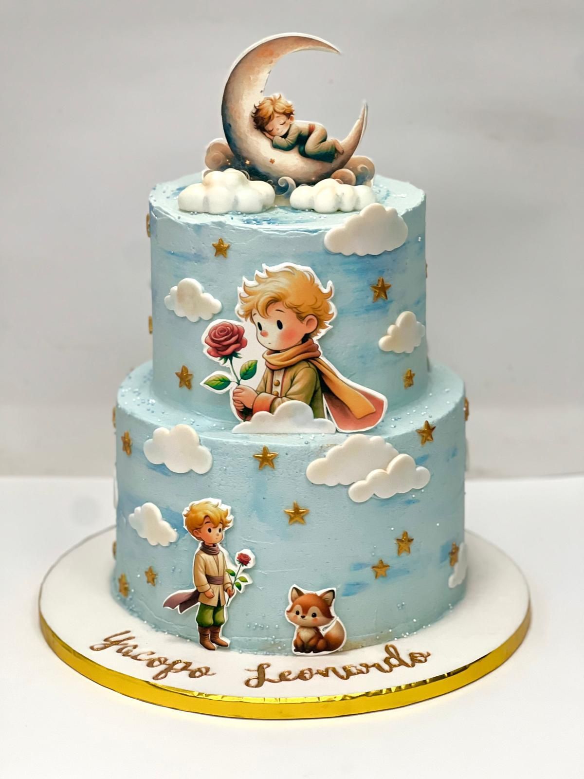 Torta di compleanno di Biancaneve a due piani con i sette nani, Cucciolo, una mela sopra, farfalle e funghi.