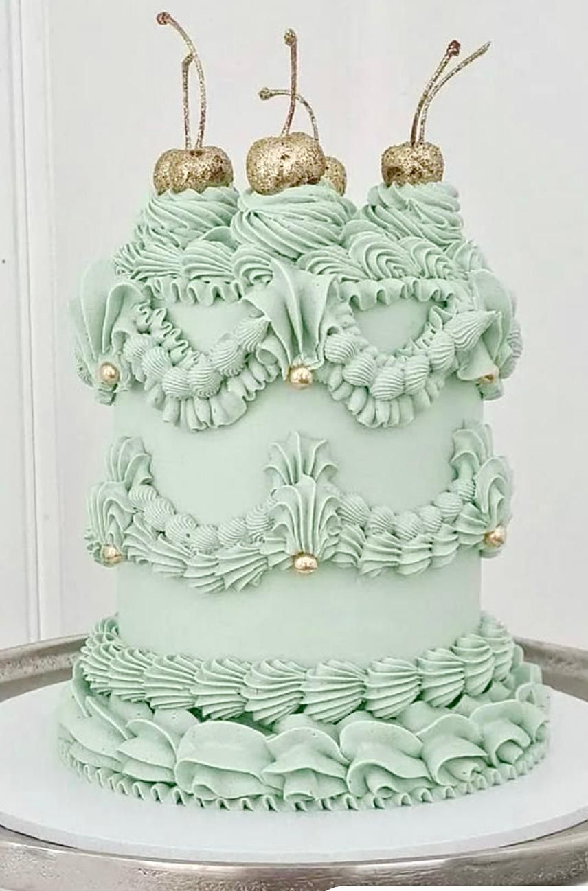 Decorazione per torta raffigurante il Piccolo Principe seduto su una luna, con in mano una rosa.