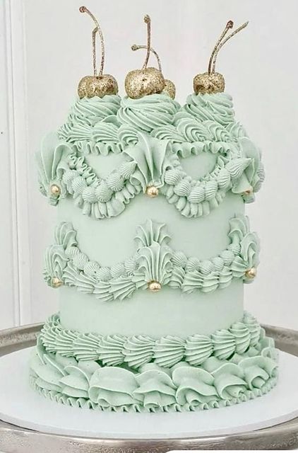 Decorazione per torta raffigurante il Piccolo Principe seduto su una luna, con in mano una rosa.