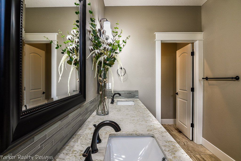 New construction. Large master en-suite bathroom with quartz counters.