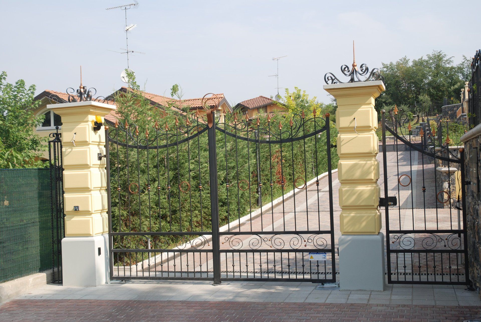 Pilastro a dado tipo bugnato zona castello Tortona