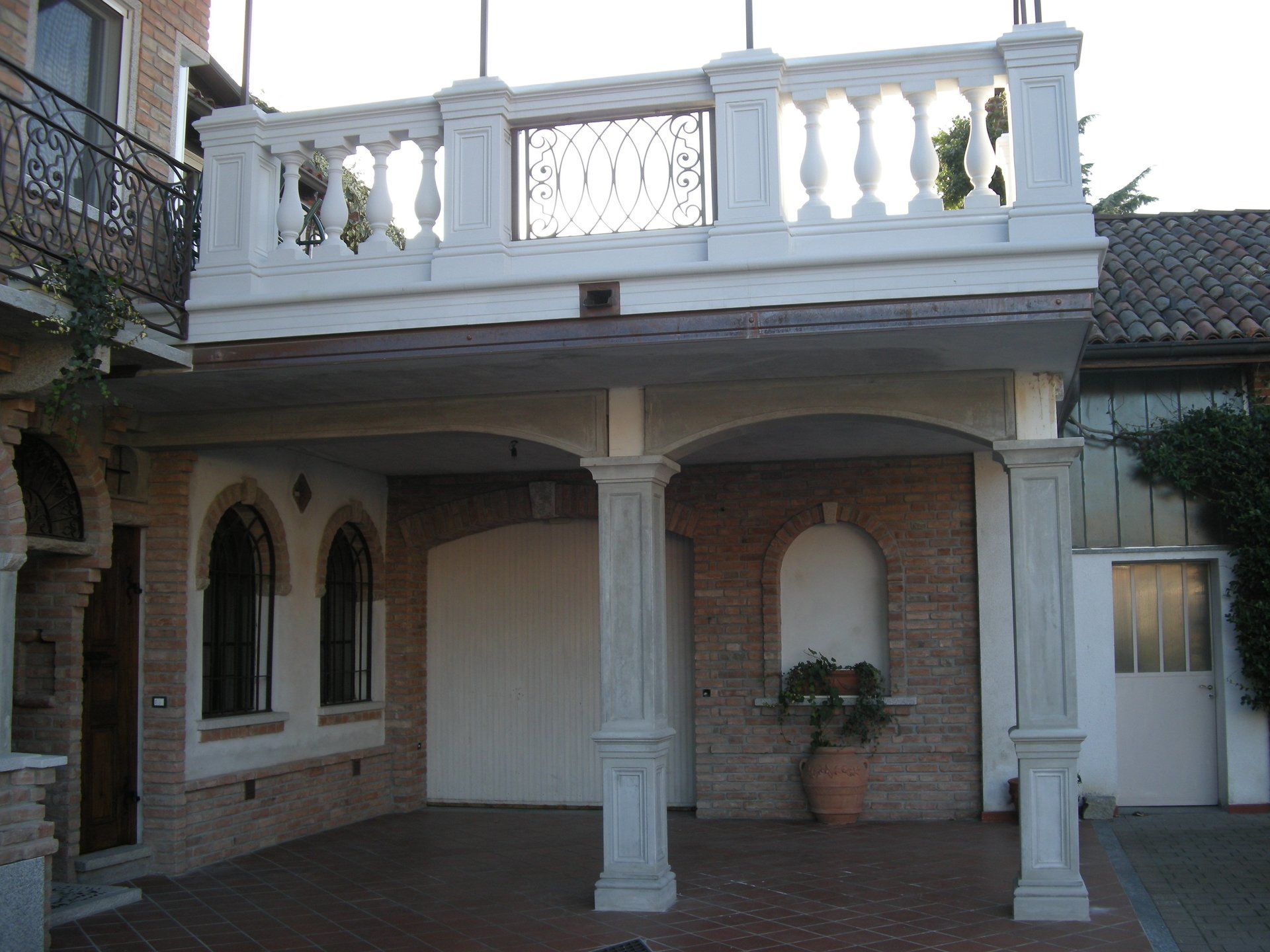 balaustra tipo ariela con pannelli in ferro zona vigevano