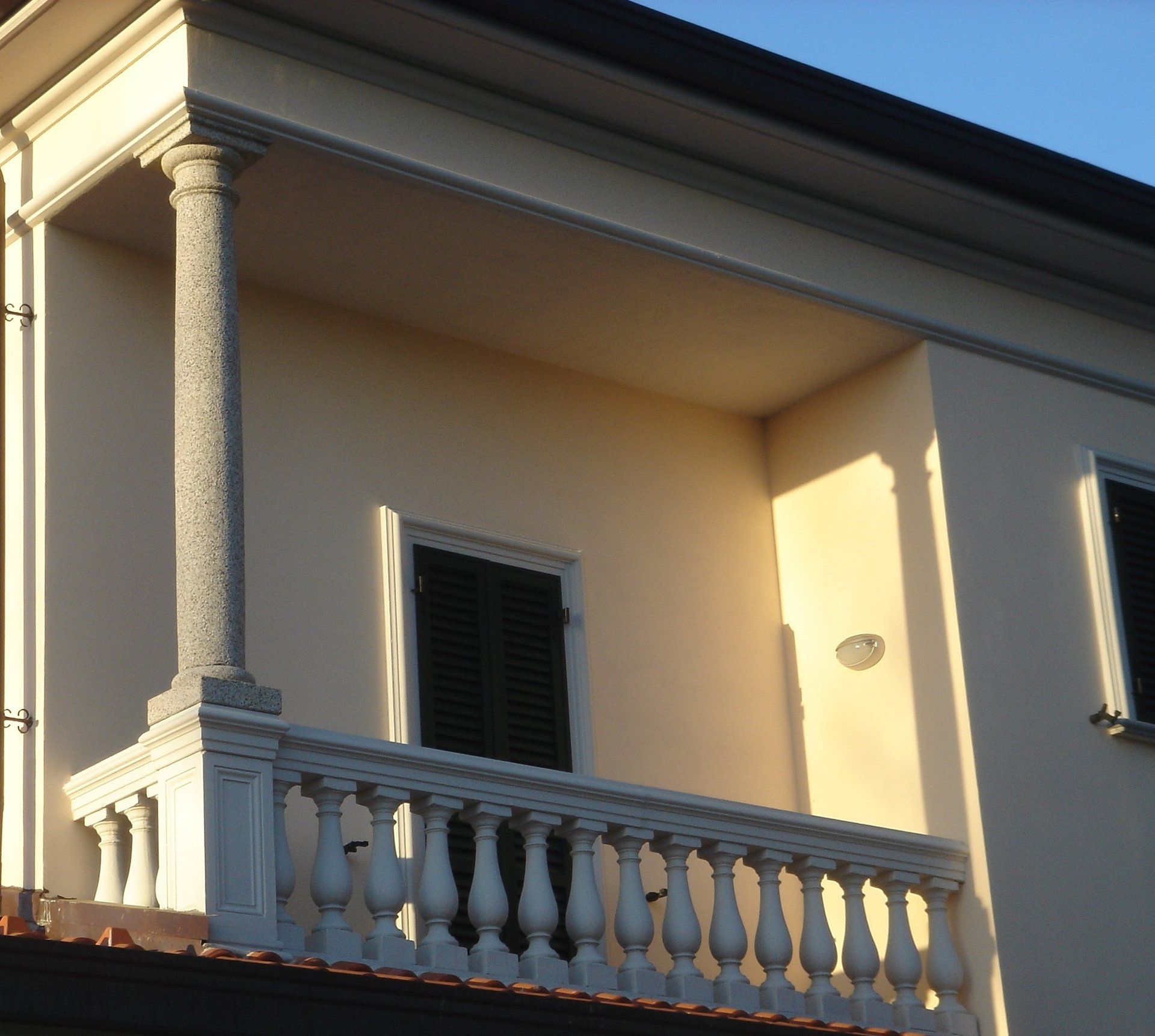 Colonna con entasi in graniglia martellinata zona castello tortona villa privata