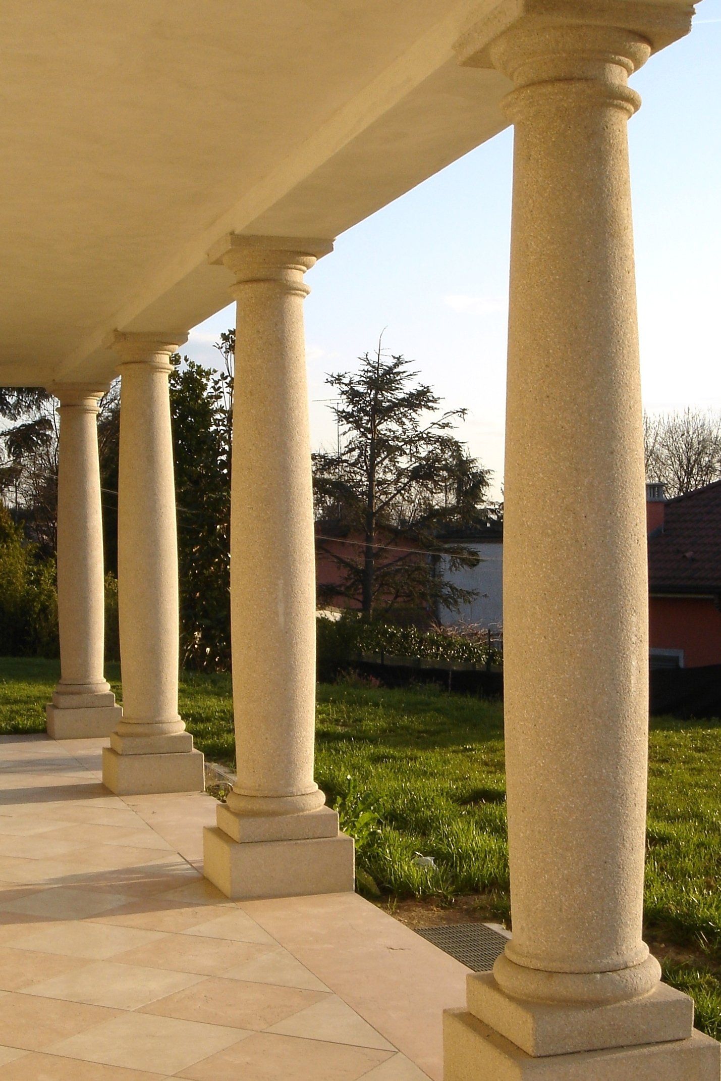 Colonna con entasi in graniglia martellinata zona castello Tortona