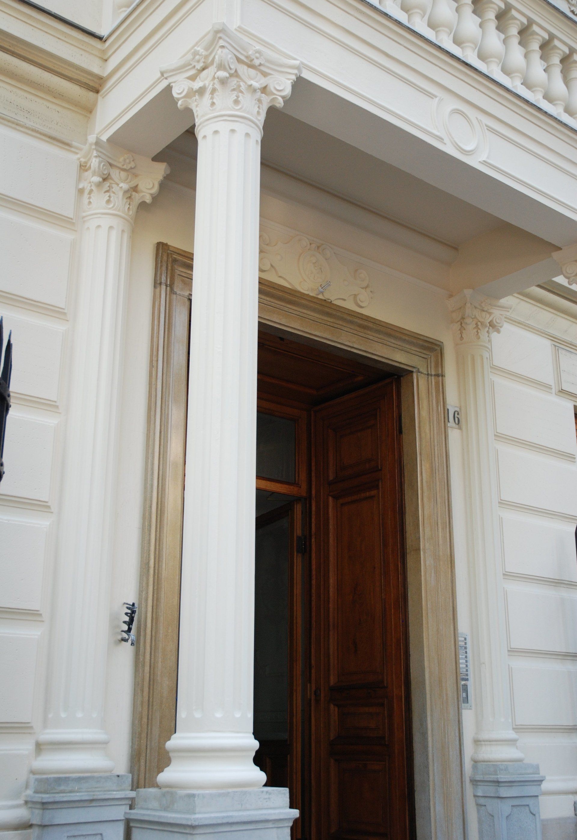 Colonna scanalata ingresso in cemento con capitello corinzio palazzo zona albaro genova