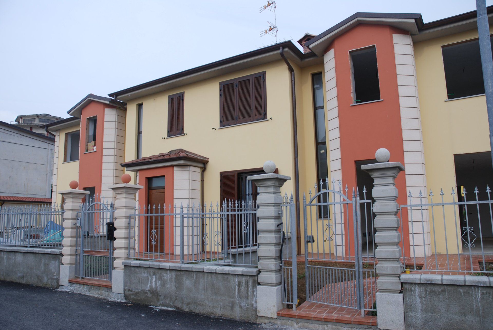 pilastri ingresso pedonale tipo bugnato zona salice terme