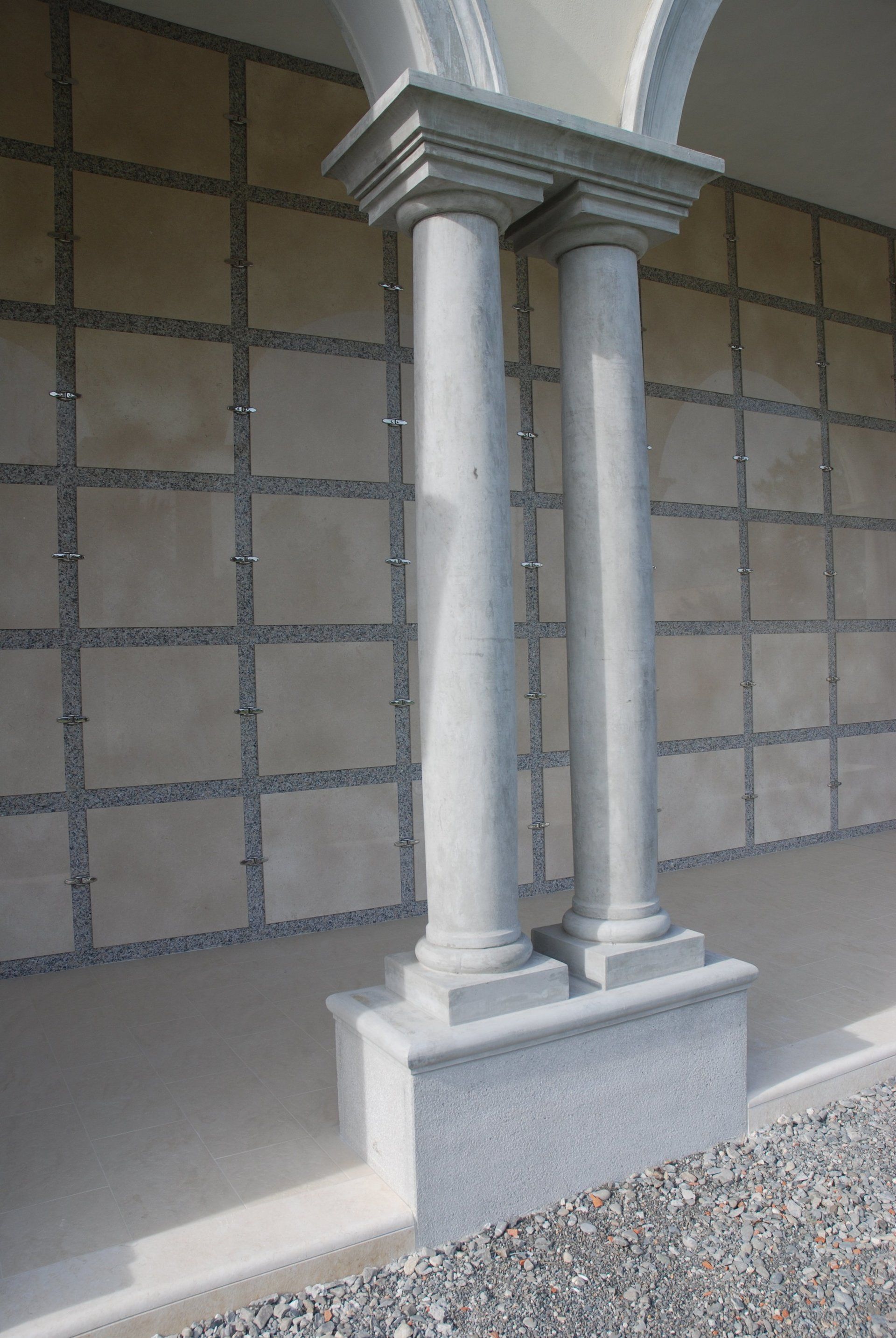 Colonne in cemento con entasi zona Alessandria