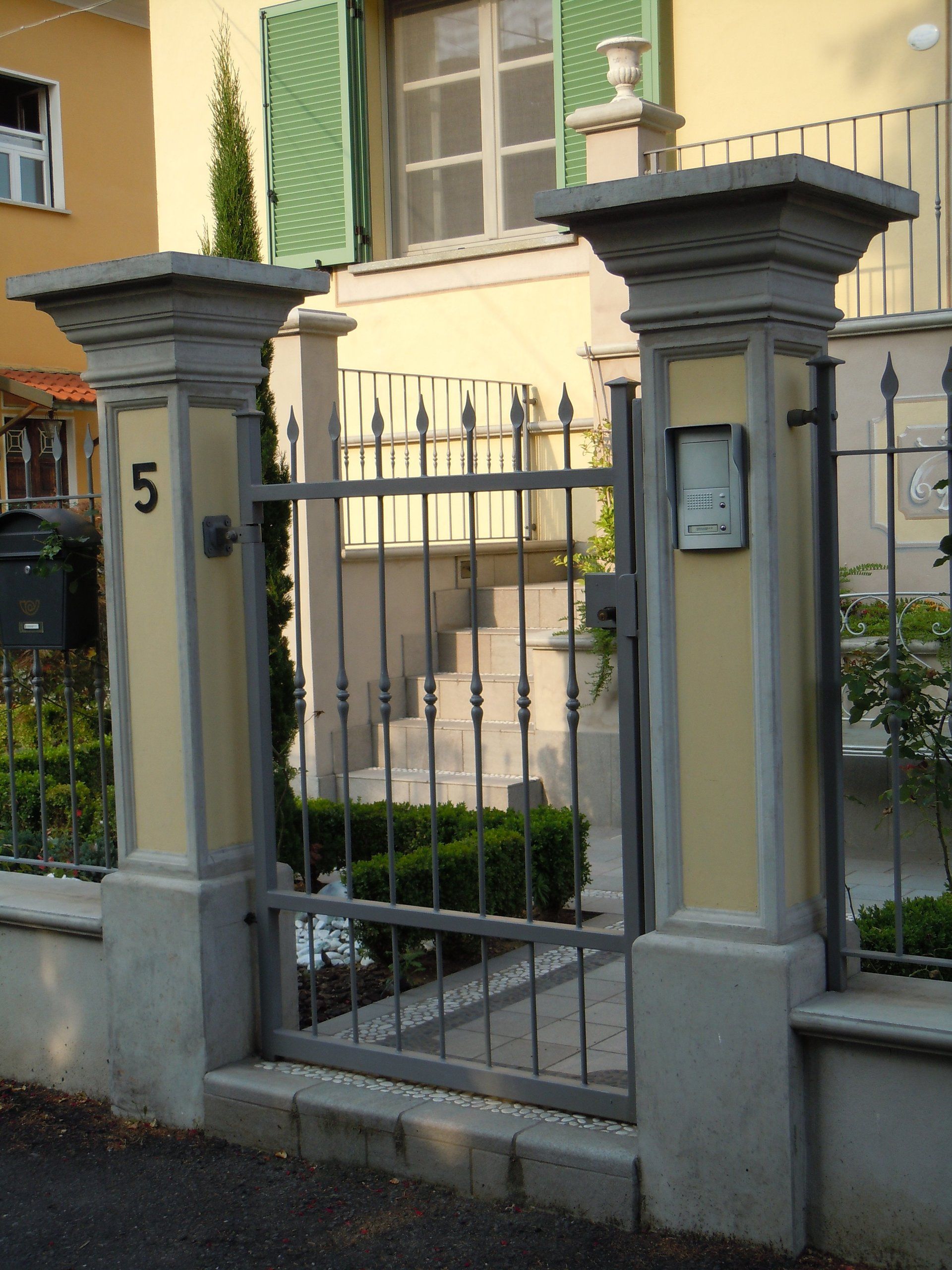 Pilastri in ca modanato zona cittá giardino Tortona