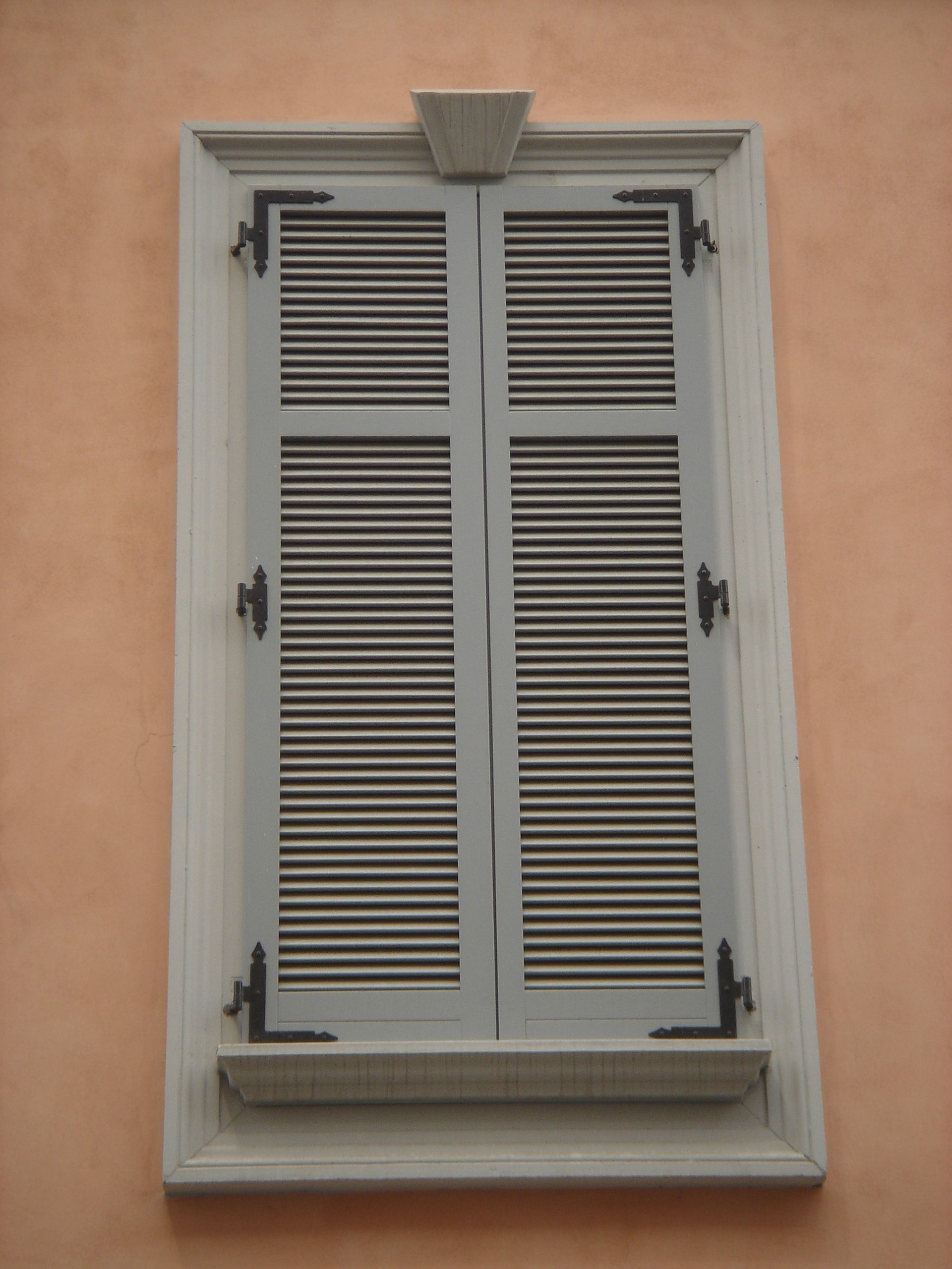 Cornice Modanata per finestre in c.a. con Scudo Centrale e Sotto Davanzale Alessandria Complesso Residenziale