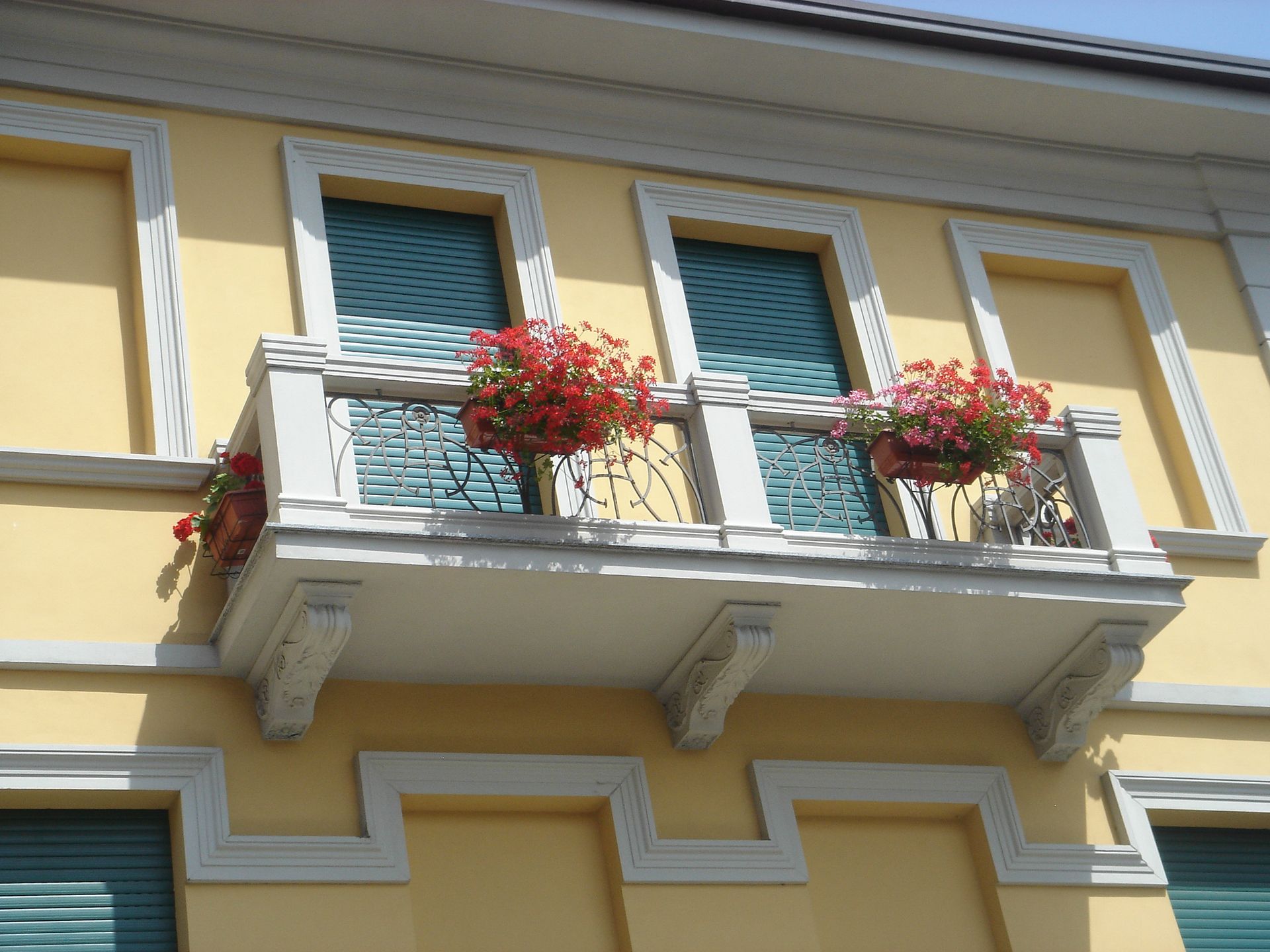 Cornice Modanata su Disegno per finestre in c.a. Tortona Complesso Residenziale