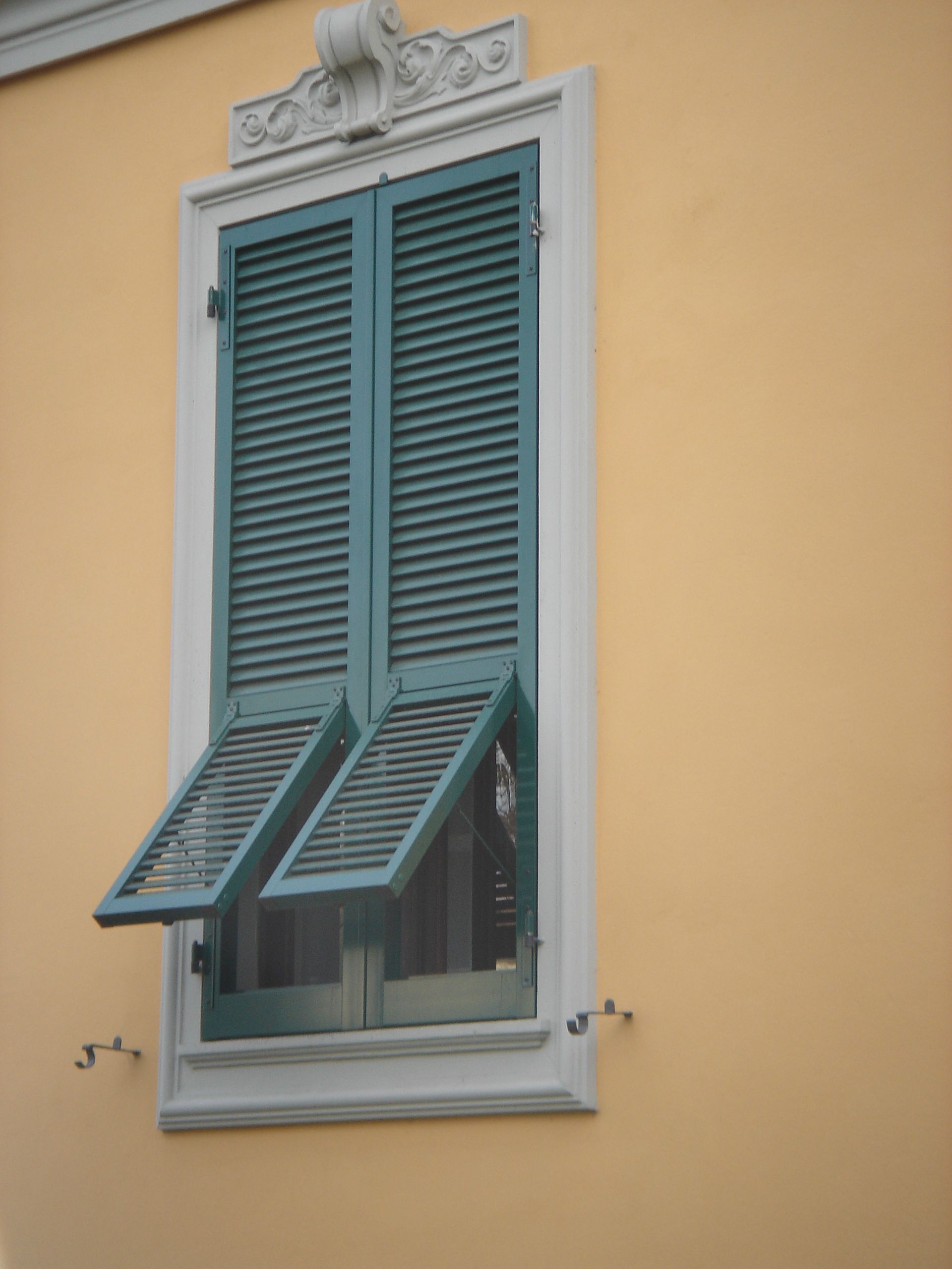 Cornice Modanata per finestre in c.a. con Architrave con Fregio e Voluta in Rilievo Novi Ligure Villa Privata